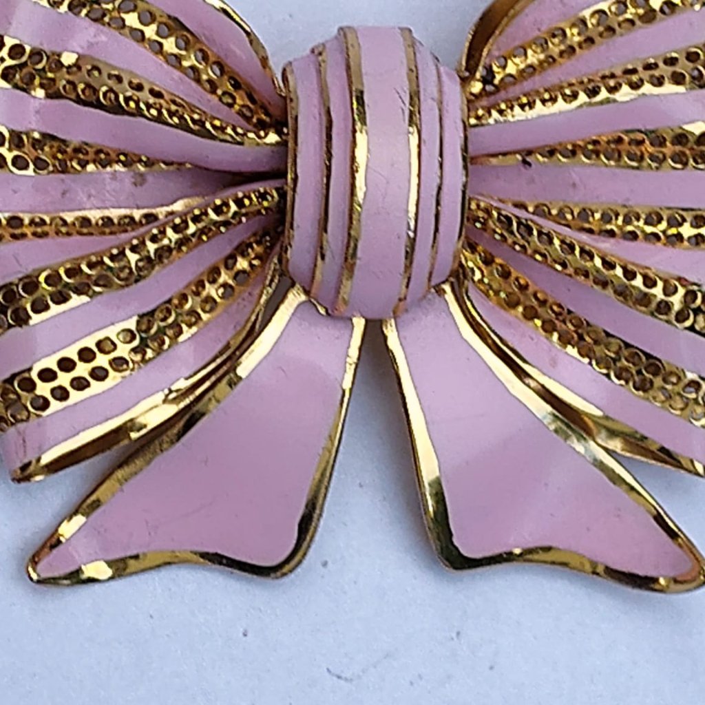 Vintage Trifari Unsigned Pink Ribbon Bow Gold Trim Excellent Enamel